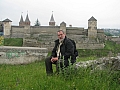 Profesor Stanisław Sobolewski. W tle zamek Pana Wołodyjowskiego. Fot. Piotr Jargusz