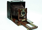 img 0001  Aparat wyprodukowano w 1891 roku. Klisze 4x5 cali. Przesłona 8 - 128. Czasy B, T, 1s – 1/100 s. Ostrość ustawiana poprzez odpowiednie wysunięcie czołowej płytki. Miech w kolorze czerwonym. Potrójny wyciąg miecha.