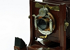 img 0003  Aparat wyprodukowano w 1891 roku. Klisze 4x5 cali. Przesłona 8 - 128. Czasy B, T, 1s – 1/100 s. Ostrość ustawiana poprzez odpowiednie wysunięcie czołowej płytki. Miech w kolorze czerwonym. Potrójny wyciąg miecha.