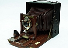 img 0004  Aparat wyprodukowano w 1891 roku. Klisze 4x5 cali. Przesłona 8 - 128. Czasy B, T, 1s – 1/100 s. Ostrość ustawiana poprzez odpowiednie wysunięcie czołowej płytki. Miech w kolorze czerwonym. Potrójny wyciąg miecha.