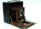 img 0006  Aparat wyprodukowano w 1891 roku. Klisze 4x5 cali. Przesłona 8 - 128. Czasy B, T, 1s – 1/100 s. Ostrość ustawiana poprzez odpowiednie wysunięcie czołowej płytki. Miech w kolorze czerwonym. Potrójny wyciąg miecha.