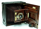 img 0007  Aparat wyprodukowano w 1891 roku. Klisze 4x5 cali. Przesłona 8 - 128. Czasy B, T, 1s – 1/100 s. Ostrość ustawiana poprzez odpowiednie wysunięcie czołowej płytki. Miech w kolorze czerwonym. Potrójny wyciąg miecha.