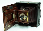 img 0008  Aparat wyprodukowano w 1891 roku. Klisze 4x5 cali. Przesłona 8 - 128. Czasy B, T, 1s – 1/100 s. Ostrość ustawiana poprzez odpowiednie wysunięcie czołowej płytki. Miech w kolorze czerwonym. Potrójny wyciąg miecha.
